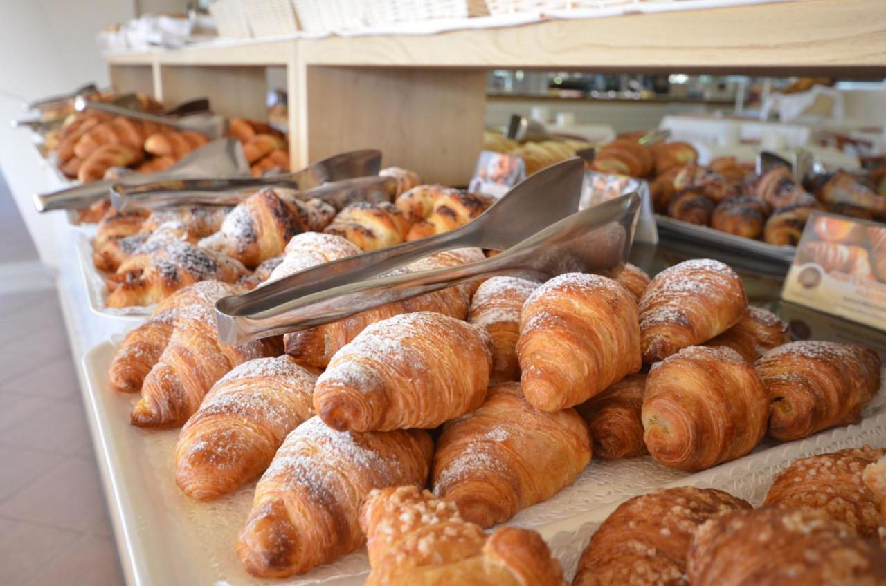 사보이 비치 호텔 앤 테르말 스파 비비오네 외부 사진 Croissants