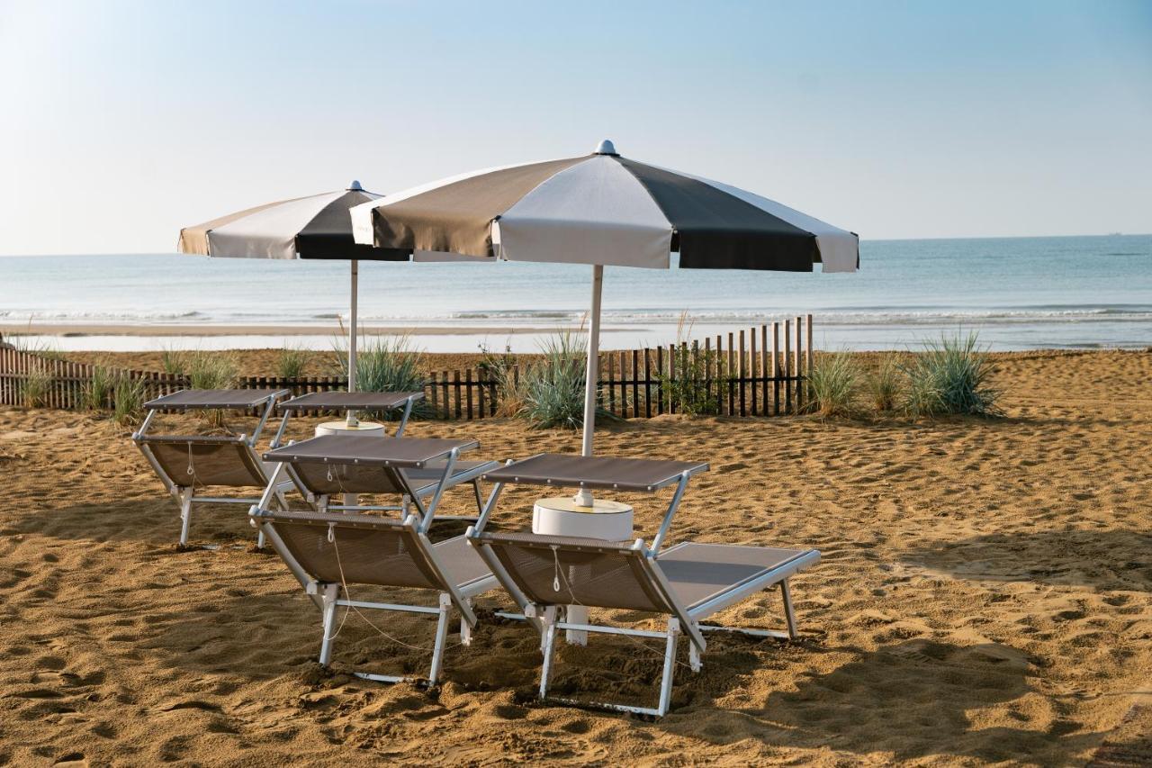 사보이 비치 호텔 앤 테르말 스파 비비오네 외부 사진 Beach furniture
