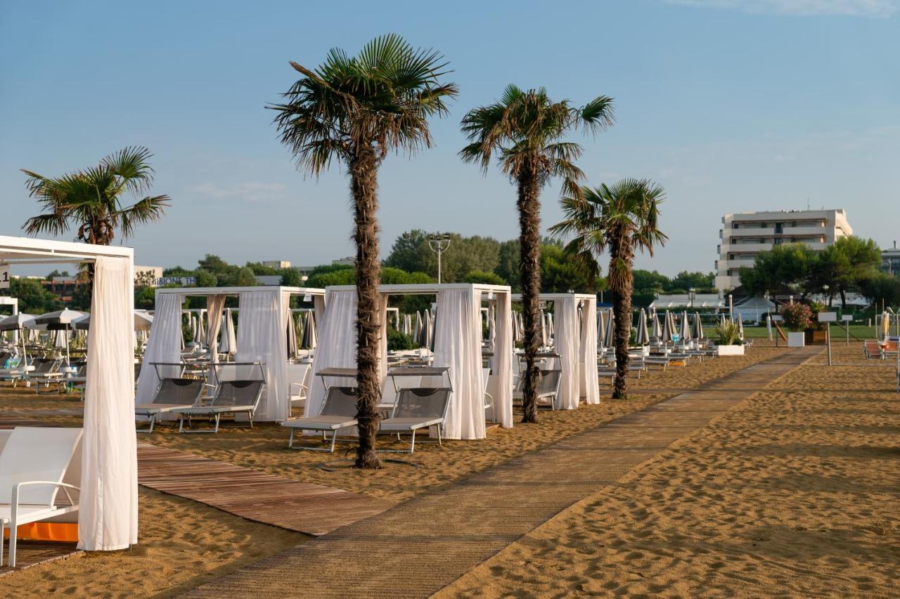 사보이 비치 호텔 앤 테르말 스파 비비오네 외부 사진 Beach in Rimini