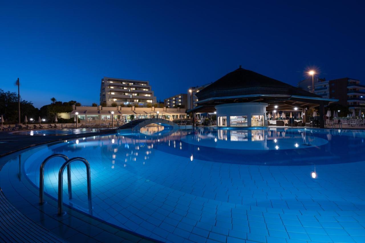 사보이 비치 호텔 앤 테르말 스파 비비오네 외부 사진 The resort at night