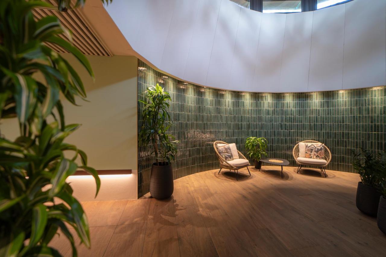 사보이 비치 호텔 앤 테르말 스파 비비오네 외부 사진 The interior of the lounge