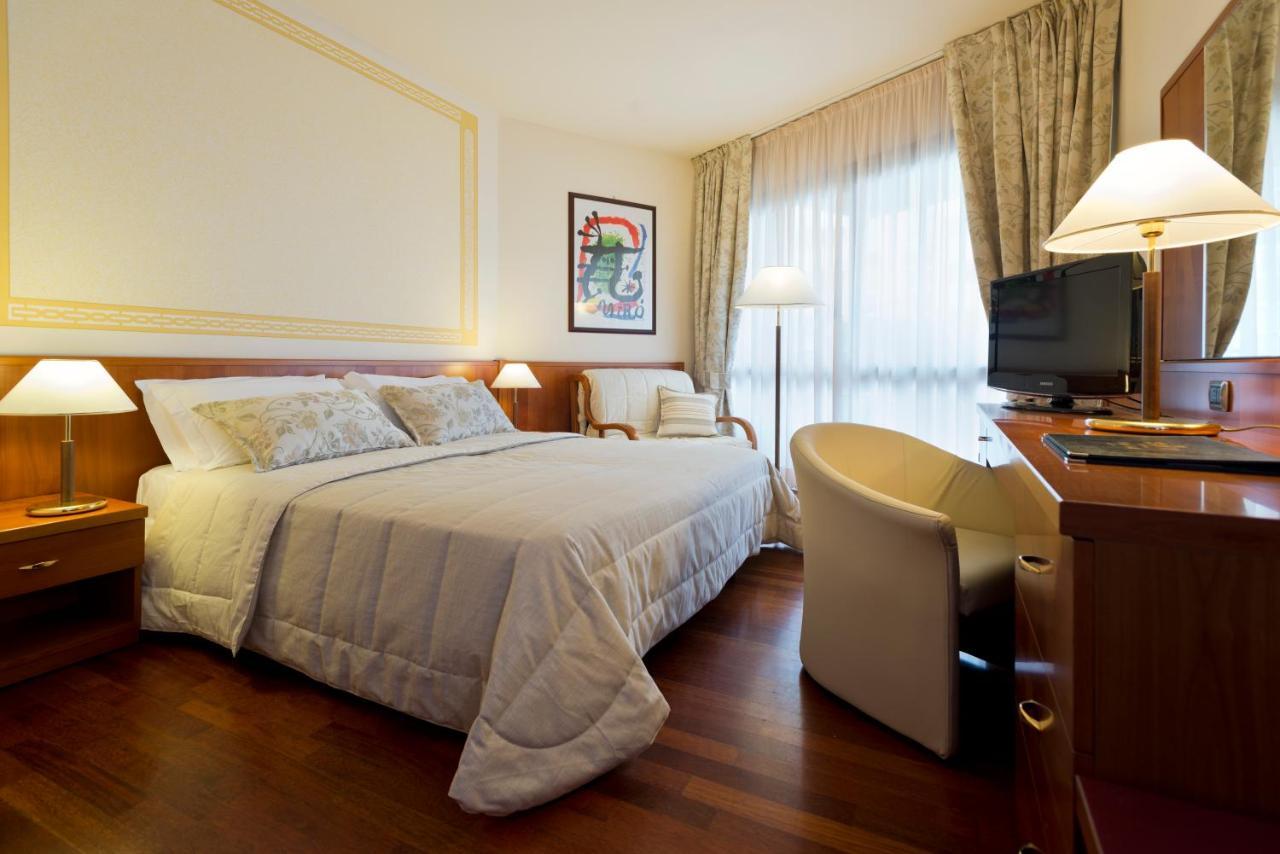 사보이 비치 호텔 앤 테르말 스파 비비오네 외부 사진 A room at the hotel