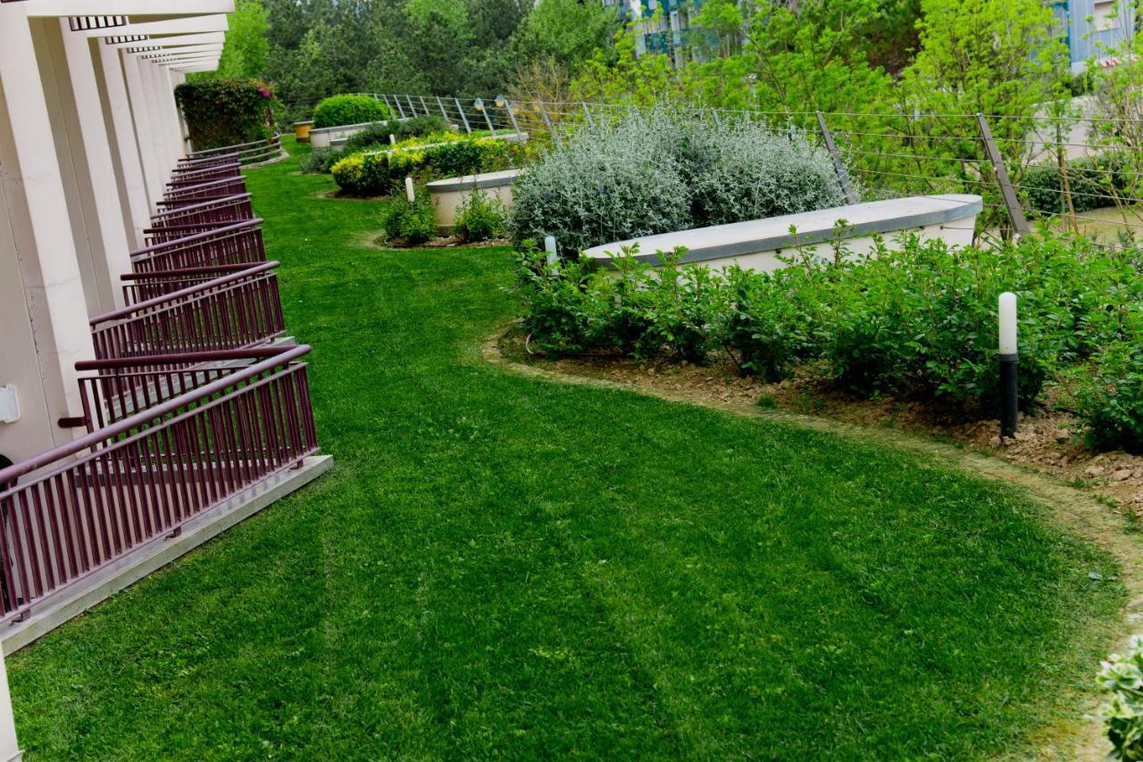 사보이 비치 호텔 앤 테르말 스파 비비오네 외부 사진 A lawn