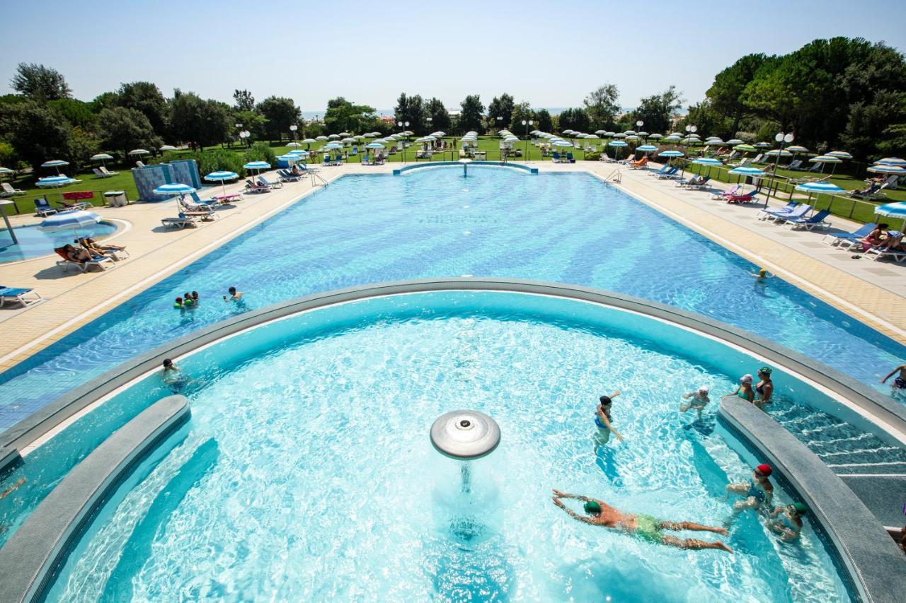 사보이 비치 호텔 앤 테르말 스파 비비오네 외부 사진 The swimming pool at the spa
