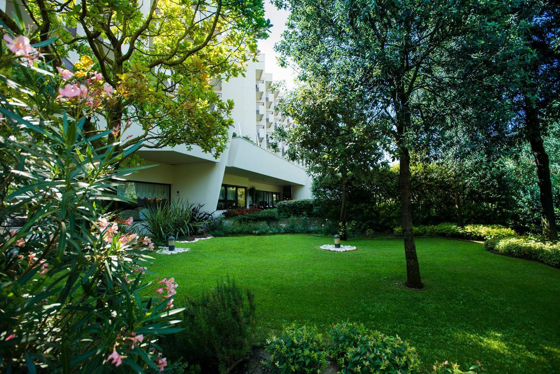 사보이 비치 호텔 앤 테르말 스파 비비오네 외부 사진 Villa E-1027