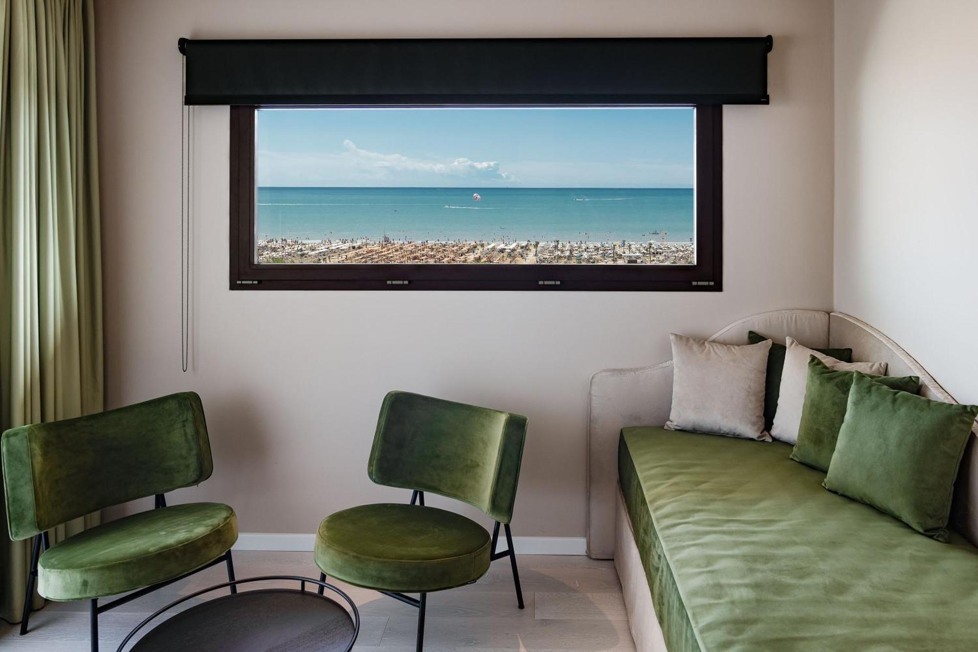 사보이 비치 호텔 앤 테르말 스파 비비오네 외부 사진 A window with a view of the sea