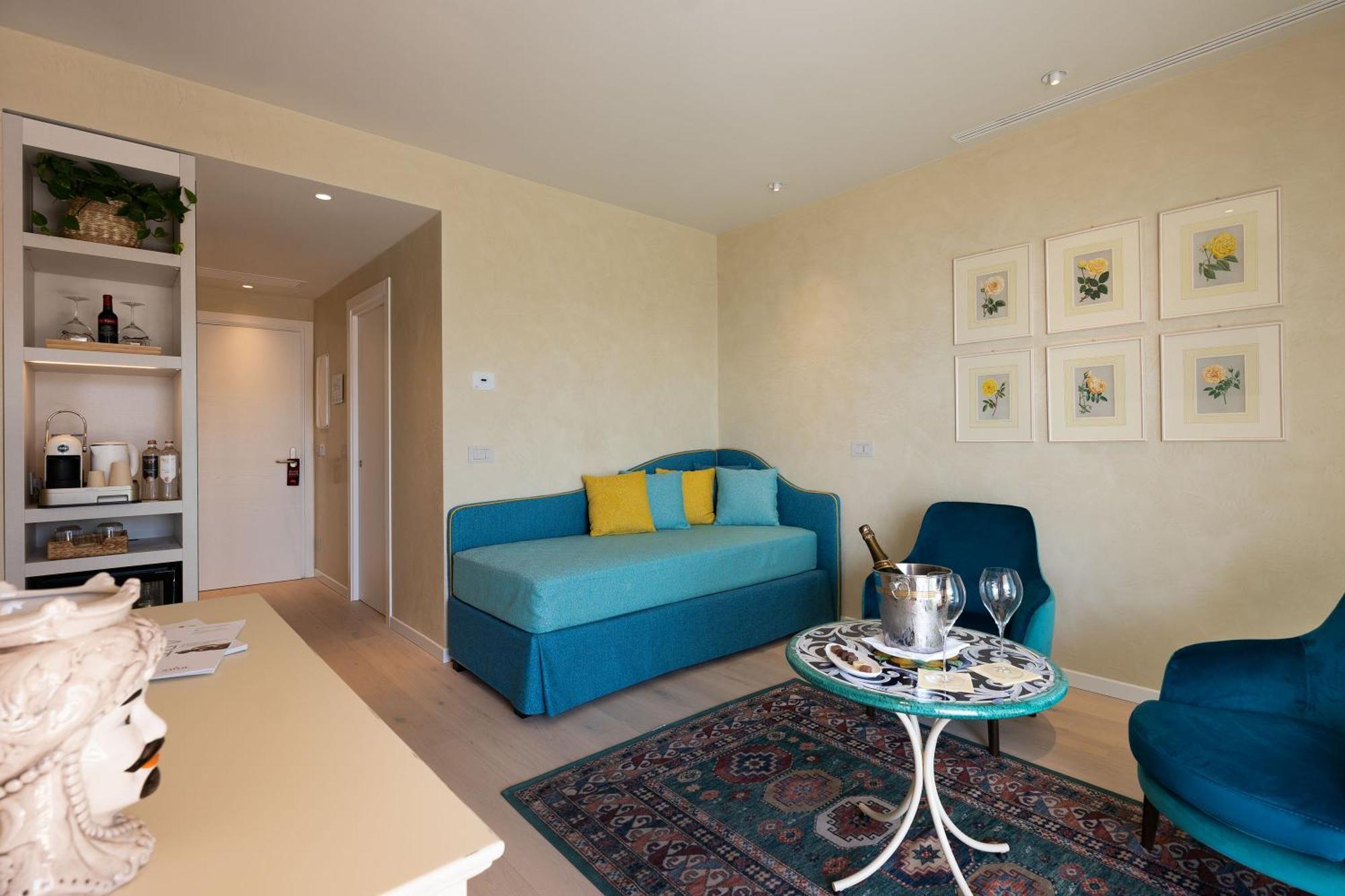 사보이 비치 호텔 앤 테르말 스파 비비오네 외부 사진 A living room in a typical apartment