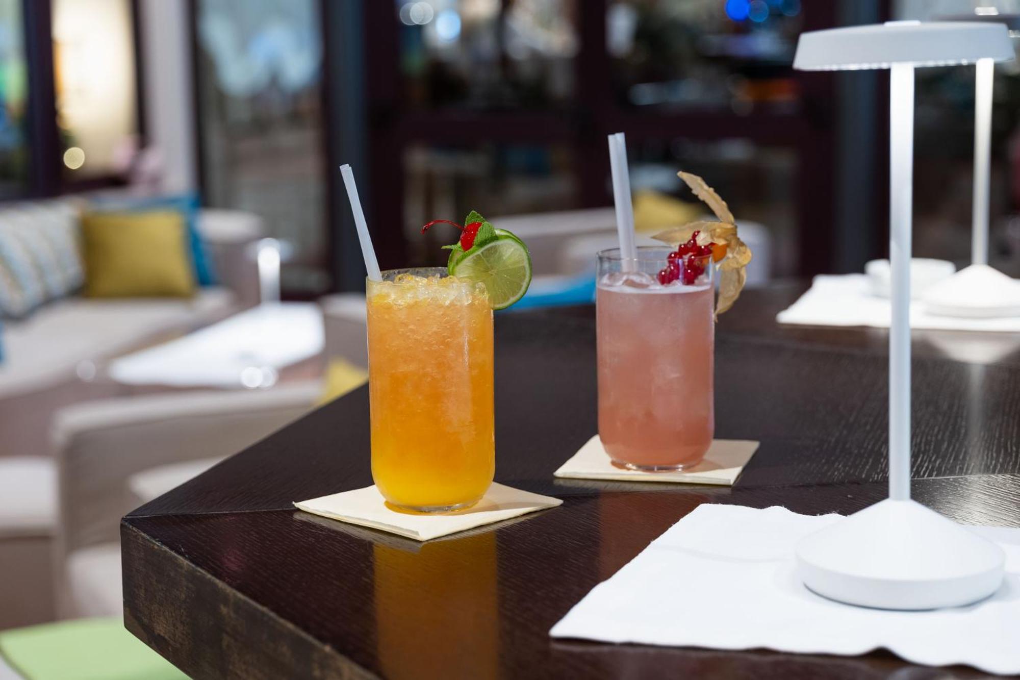 사보이 비치 호텔 앤 테르말 스파 비비오네 외부 사진 Cocktails at the bar