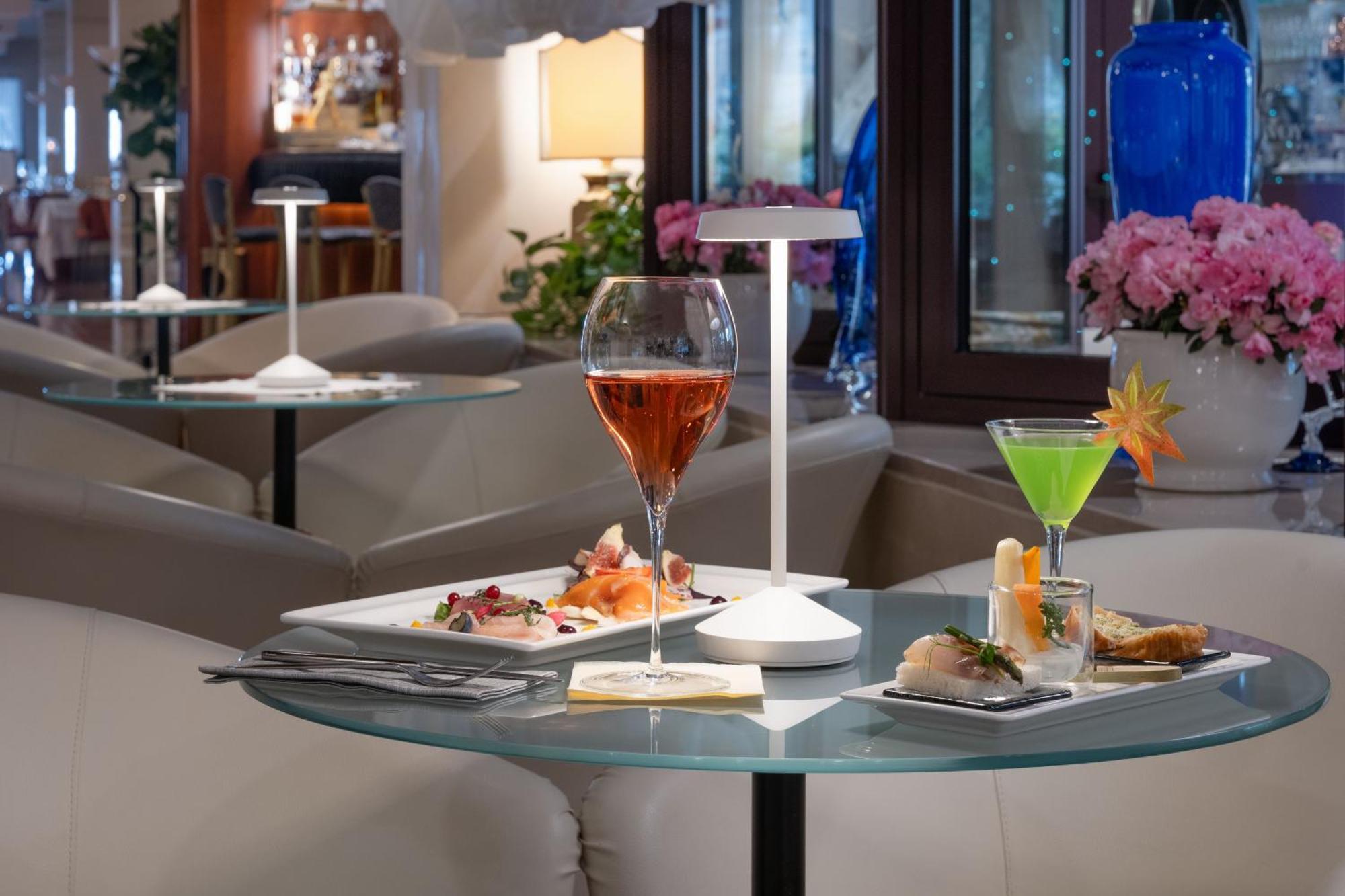 사보이 비치 호텔 앤 테르말 스파 비비오네 외부 사진 A glass table
