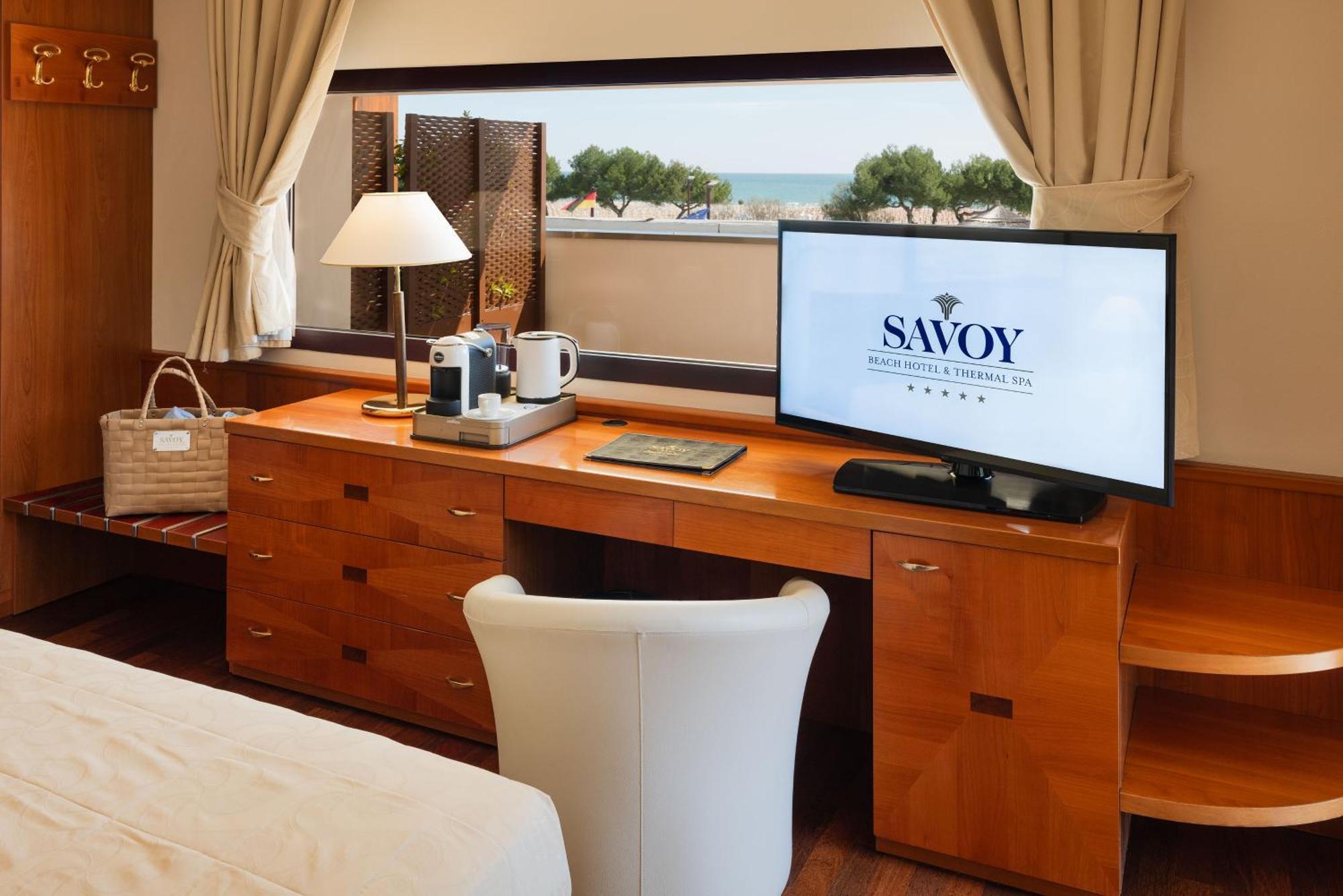 사보이 비치 호텔 앤 테르말 스파 비비오네 외부 사진 A room at Savoy Hotel