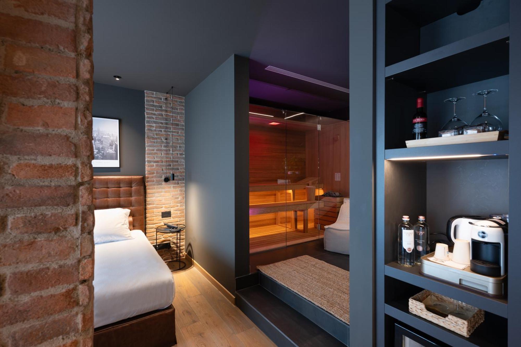 사보이 비치 호텔 앤 테르말 스파 비비오네 외부 사진 A room at the hotel