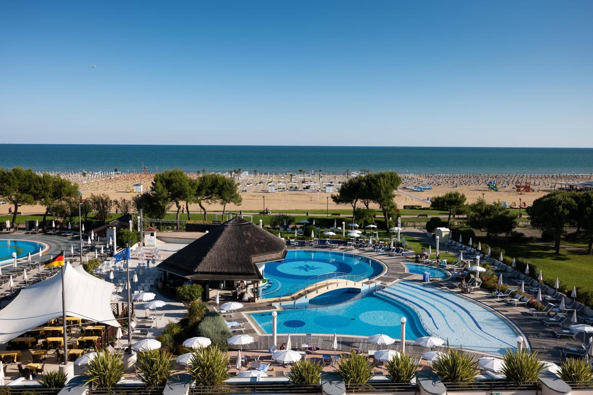 사보이 비치 호텔 앤 테르말 스파 비비오네 외부 사진 A view of the beach at the resort