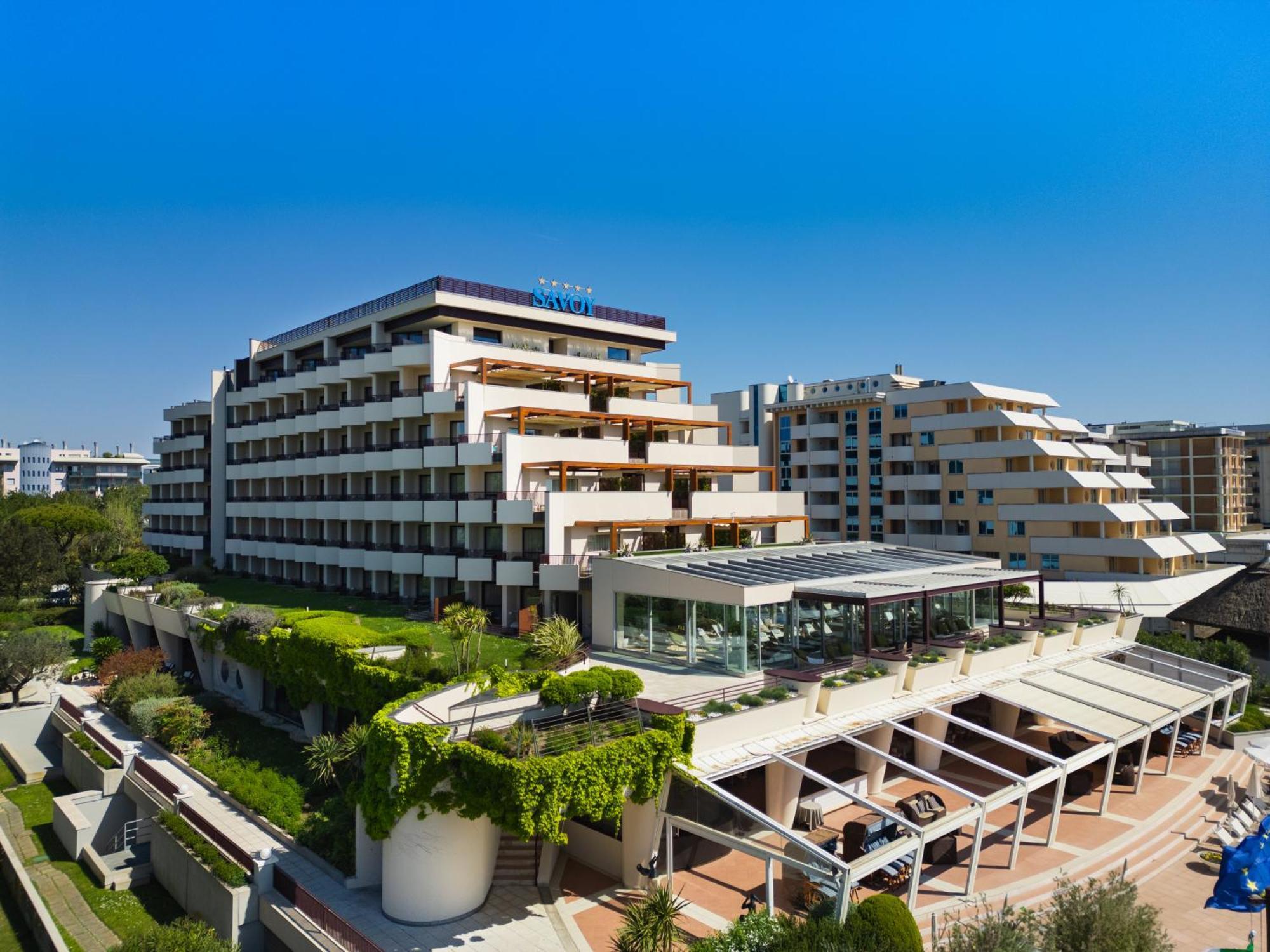 사보이 비치 호텔 앤 테르말 스파 비비오네 외부 사진 The campus of the University of Piraeus
