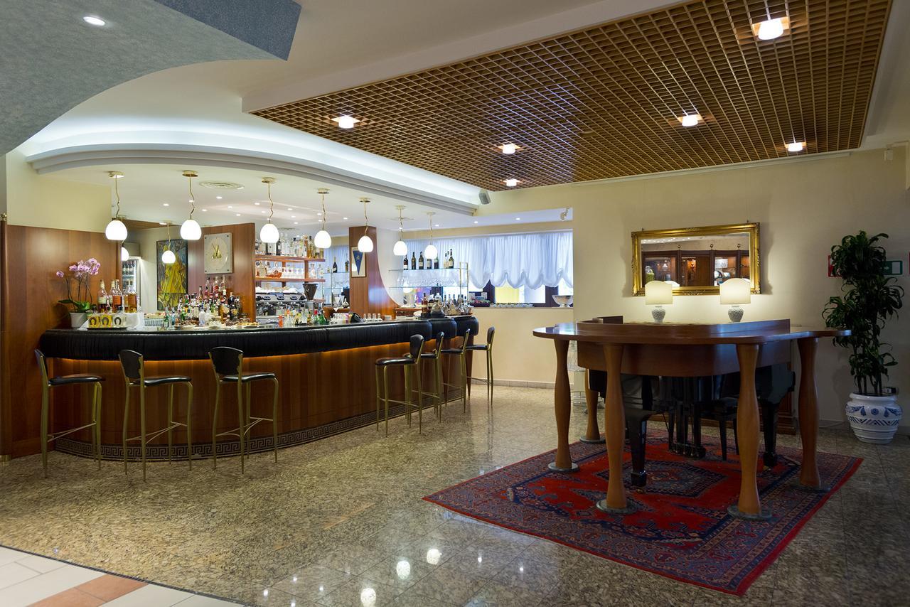 사보이 비치 호텔 앤 테르말 스파 비비오네 외부 사진 The lounge at the airport